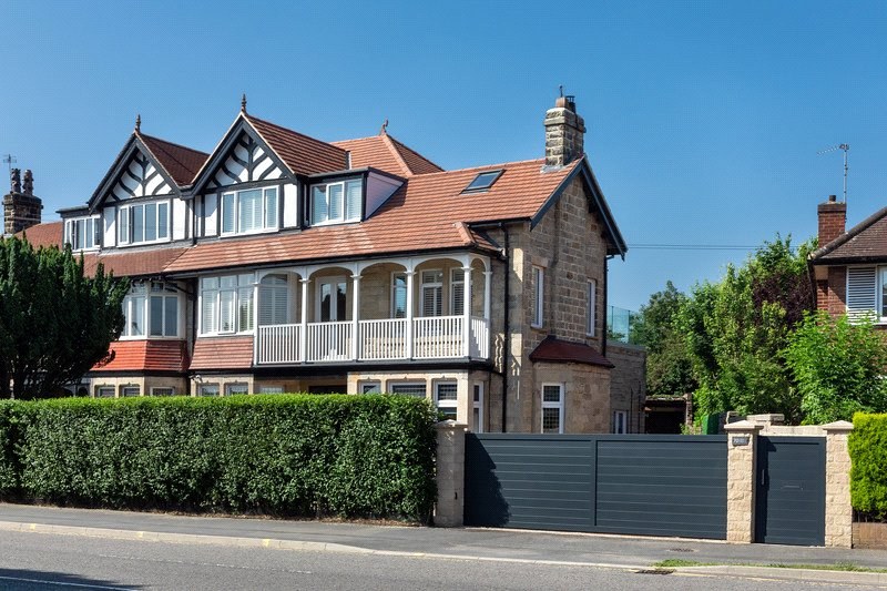 4 bed terrace for sale in Leeds Road