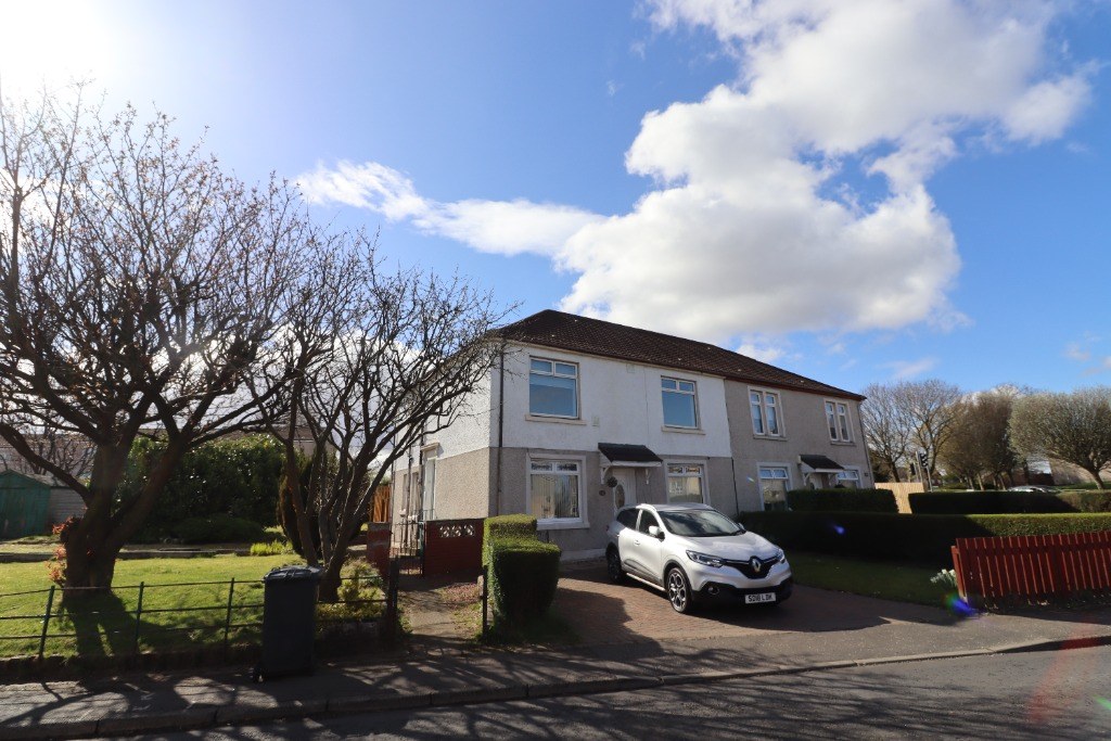 Two bedroom upper cottage flat in Rosehall Avenue