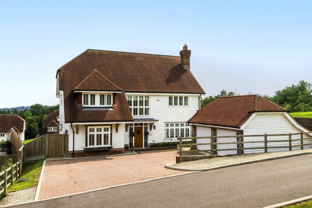 Legat Close