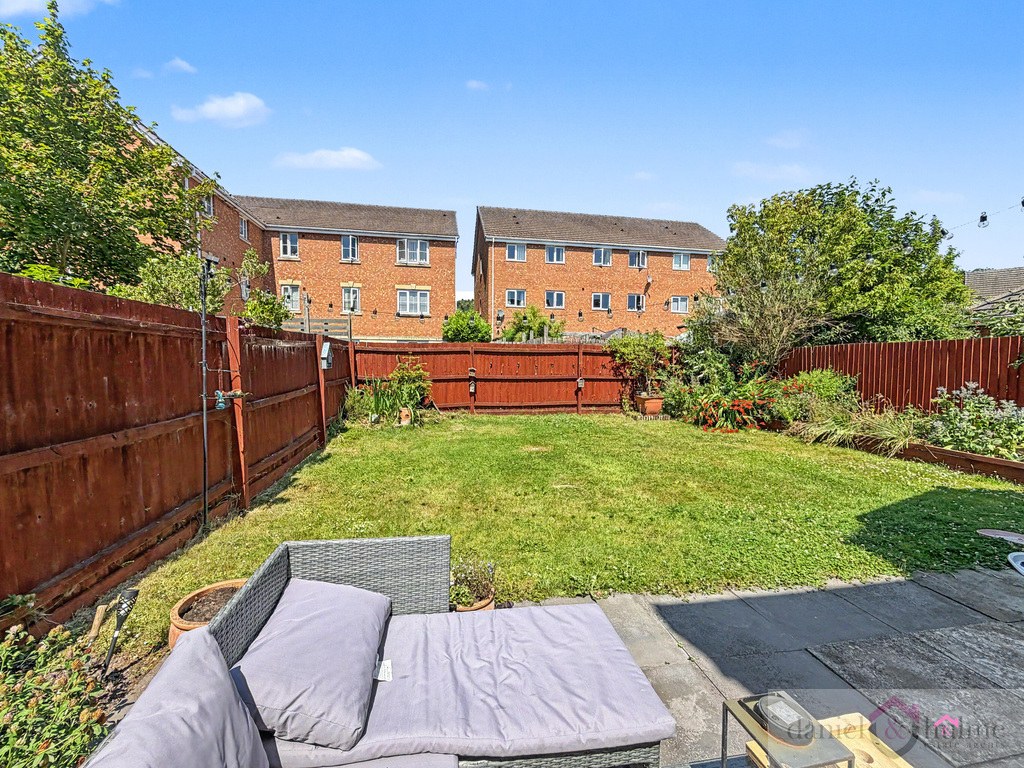 3 Clover Grove, Leekbrook, photo 3