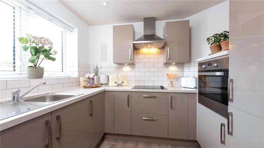 134 Great Tattenhams, Epsom KT18 5SF, photo 2