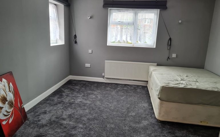 One bedroom studio to rent Denbigh Road