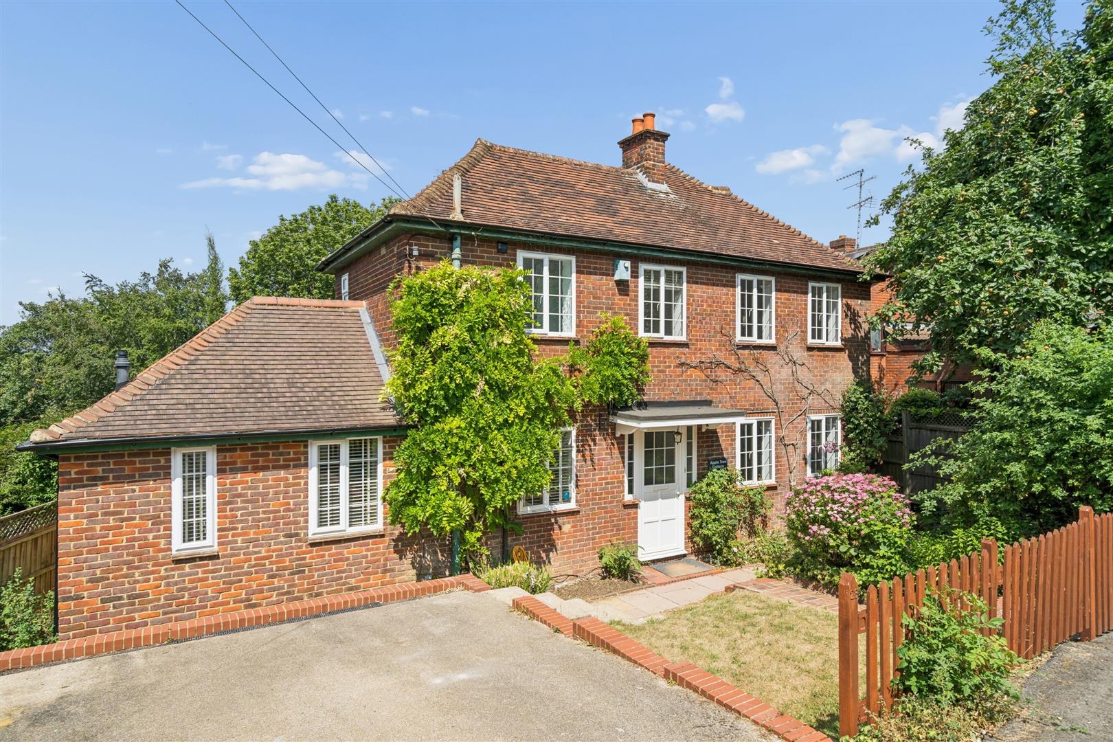 Ashlyns Road