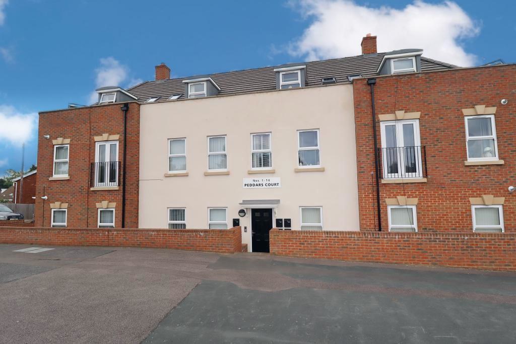 Catsbrook Road, Peddars Court, LU3