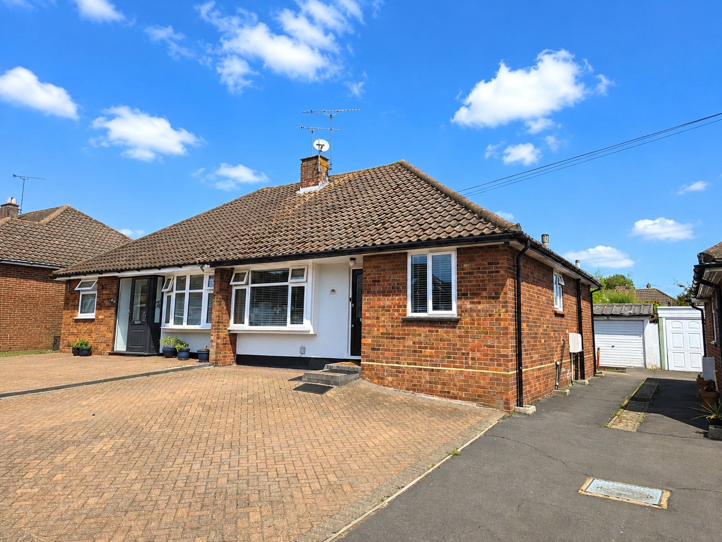 semi-detached bungalow to rent in Hunts Mead