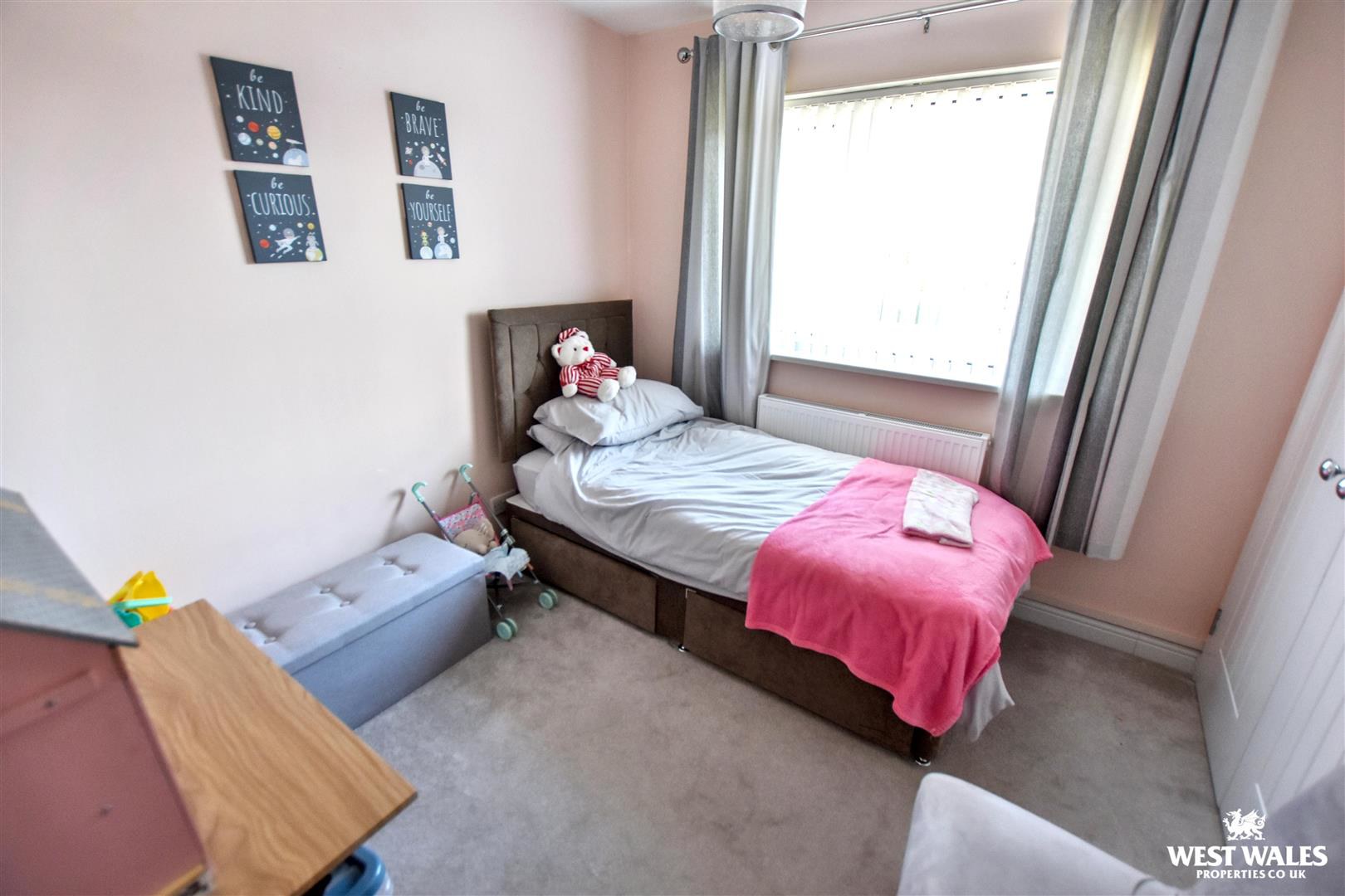 Gateholm Avenue, Milford Haven, photo 11