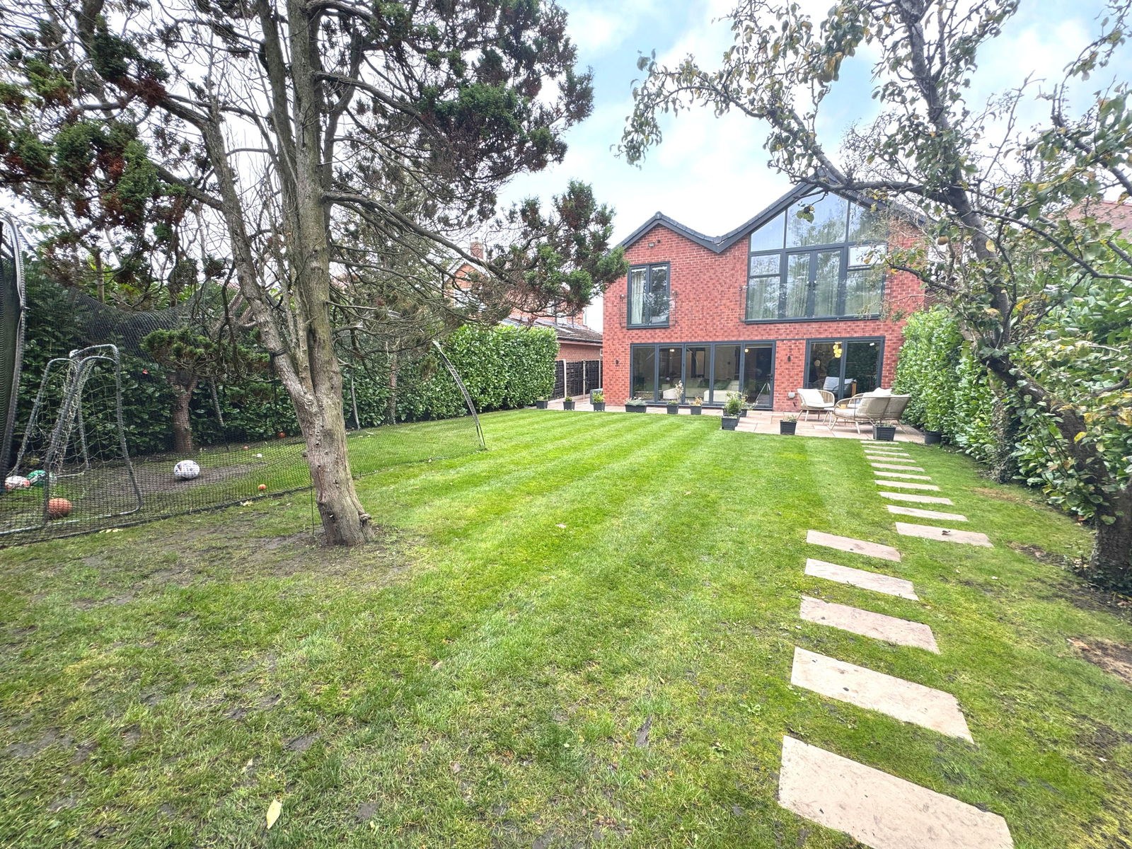 Detached House for sale in Drayton Drive