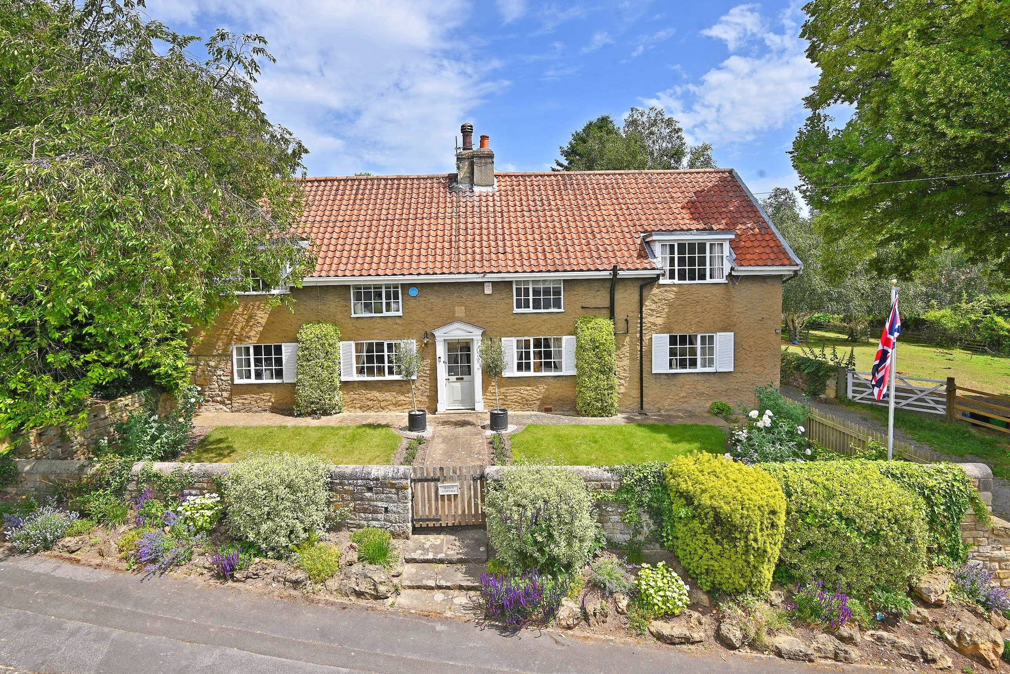 4 bed home for sale in Manor Cottage Shaw Lane, Farnham