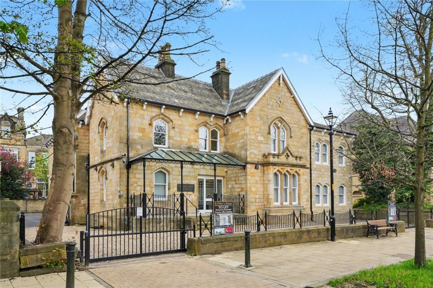 Home to rent in Victoria Avenue, Harrogate
