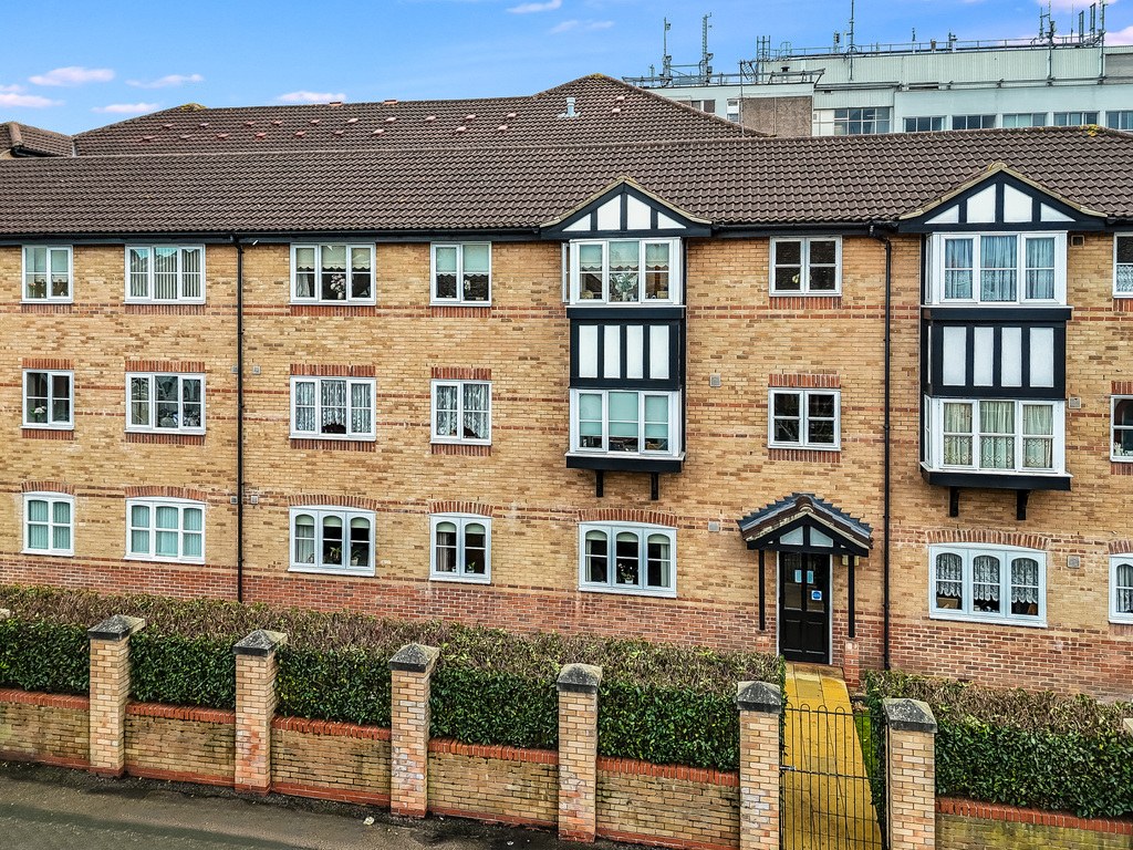 Gibson Court, Regarth Avenue, Romford, photo 2