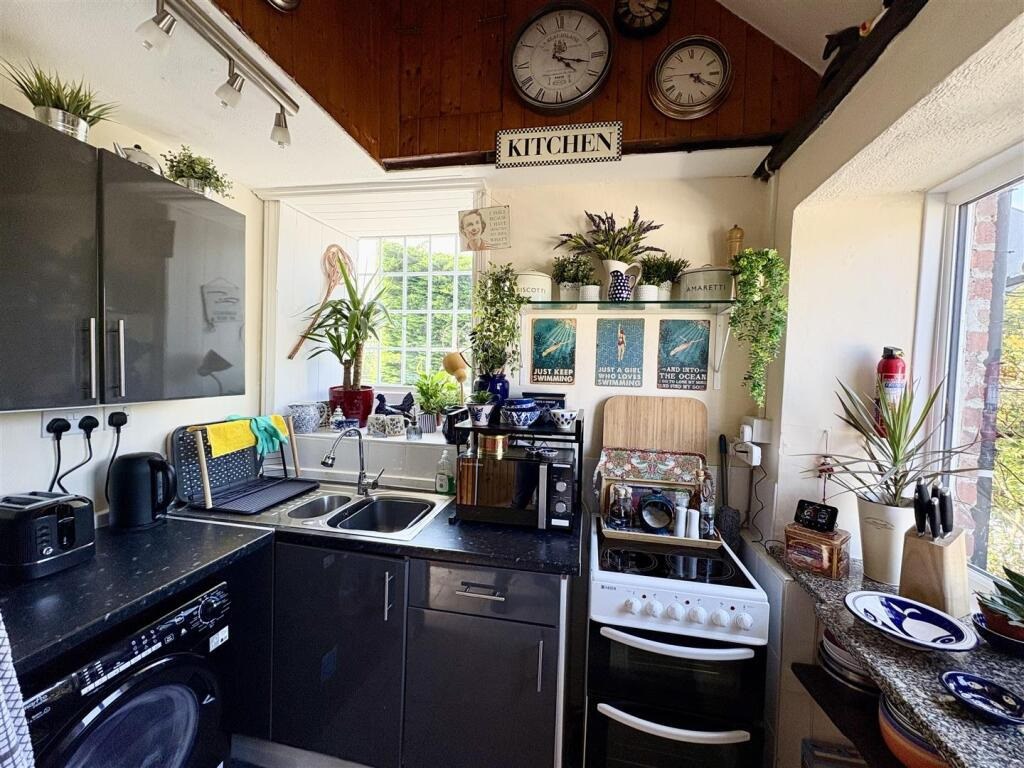 Kuggar, Four bed house and two one bed cottages, photo 34