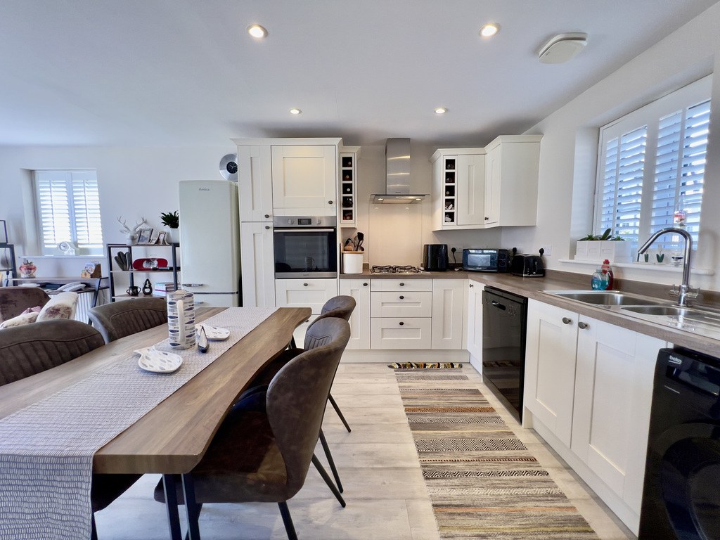 Detached stylish coastal living with sea views, photo 2