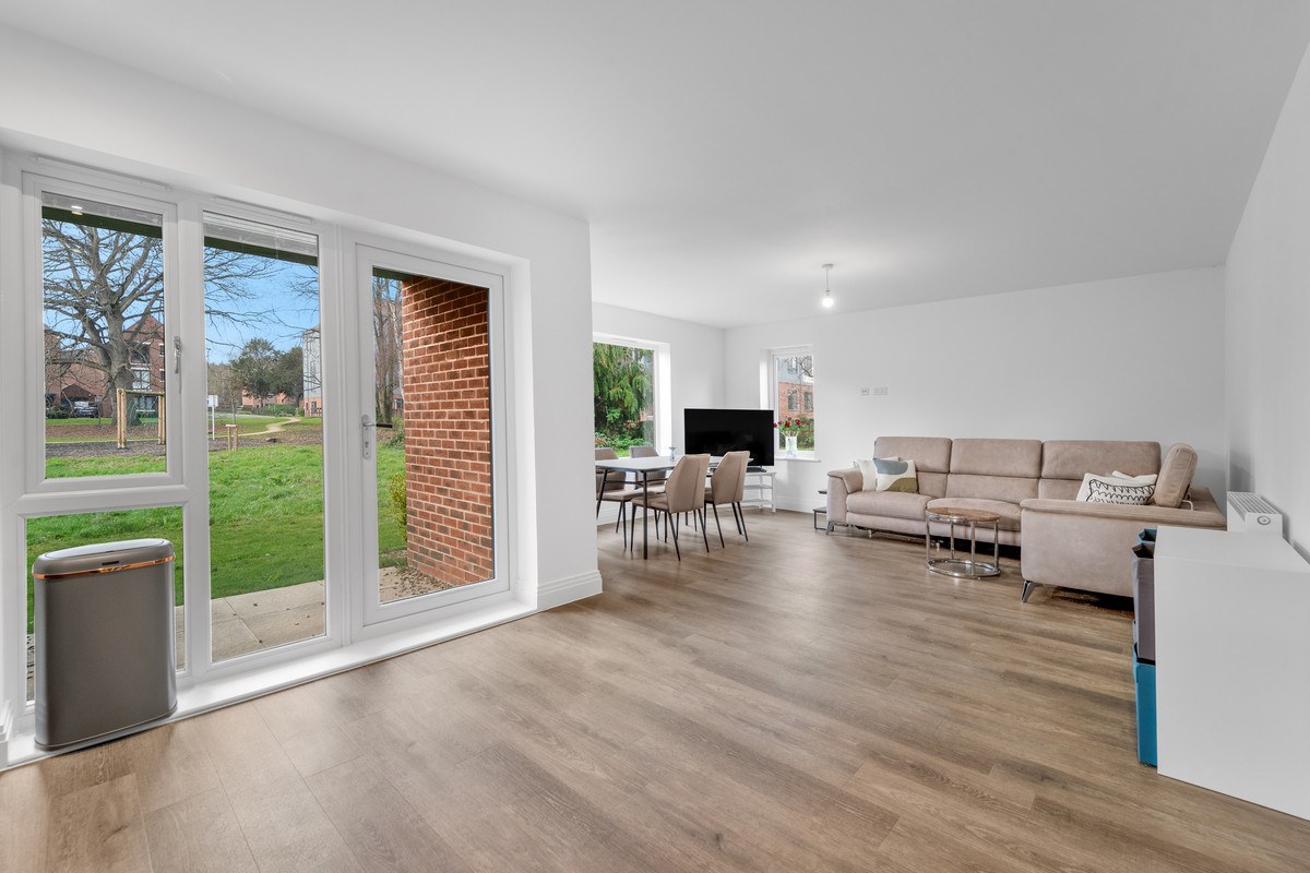 Garrett Crescent, Ottershaw, Chertsey, KT16, photo 3