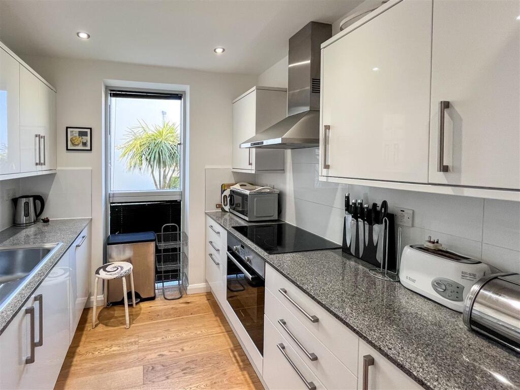 Two bedroom ground floor apartment, The Belyars, St. Ives, photo 13