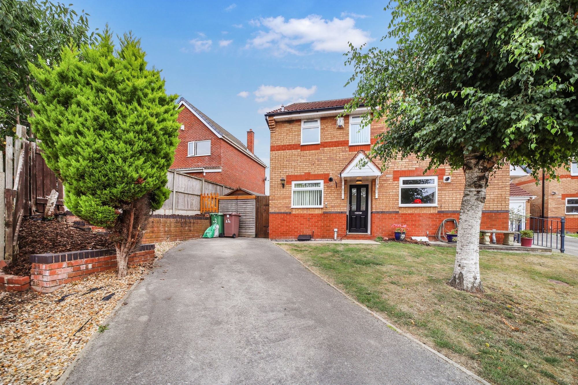 semi-detached house to rent in Whinchat Avenue