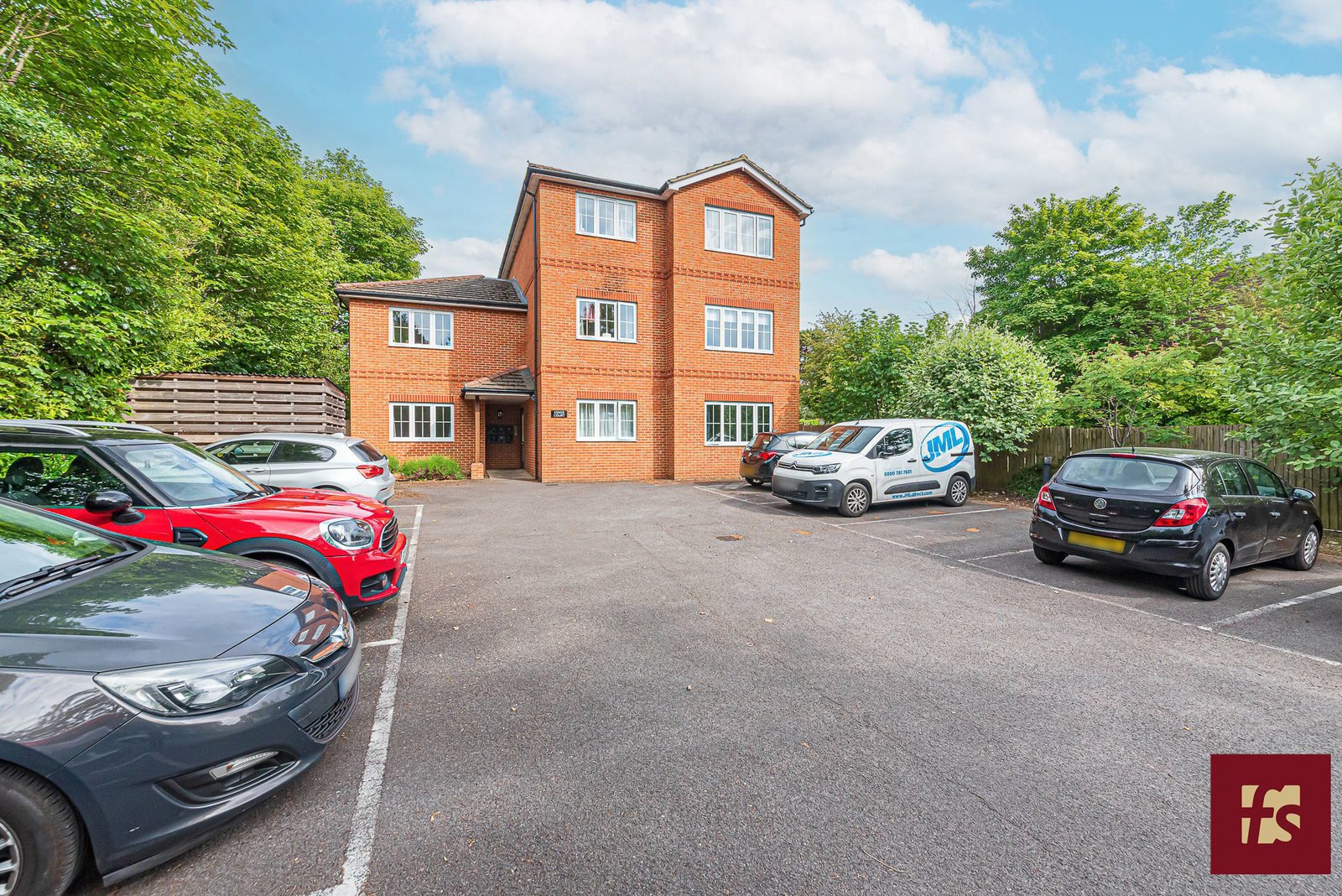 20 Kings Road, Crowthorne, Berkshire, RG45 7AE