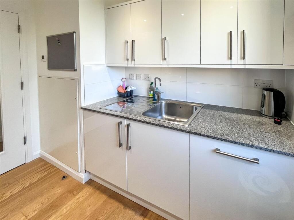 Two bedroom ground floor apartment, The Belyars, St. Ives, photo 11