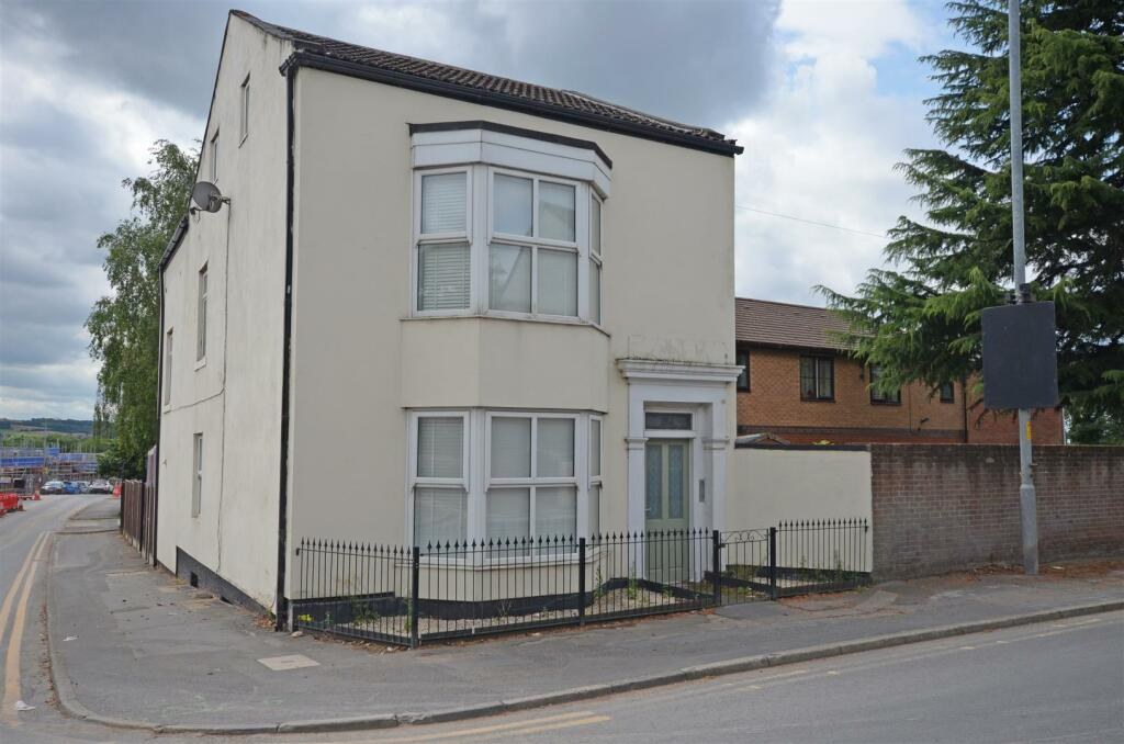 Detached House for Rent in Talbot Road