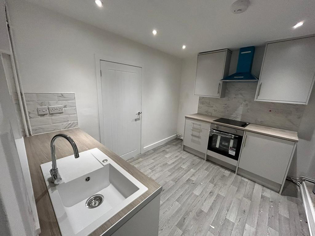 House - End Terrace For Rent Main Road