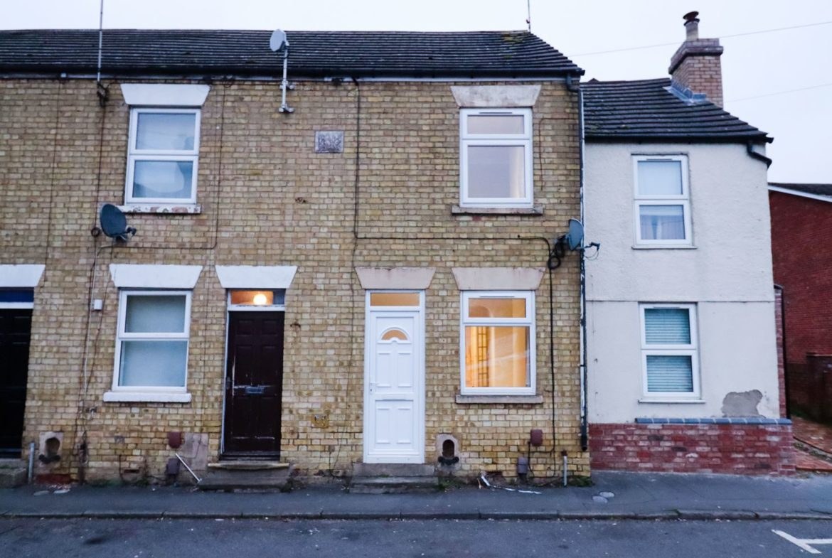 terraced house for rent in Church Street