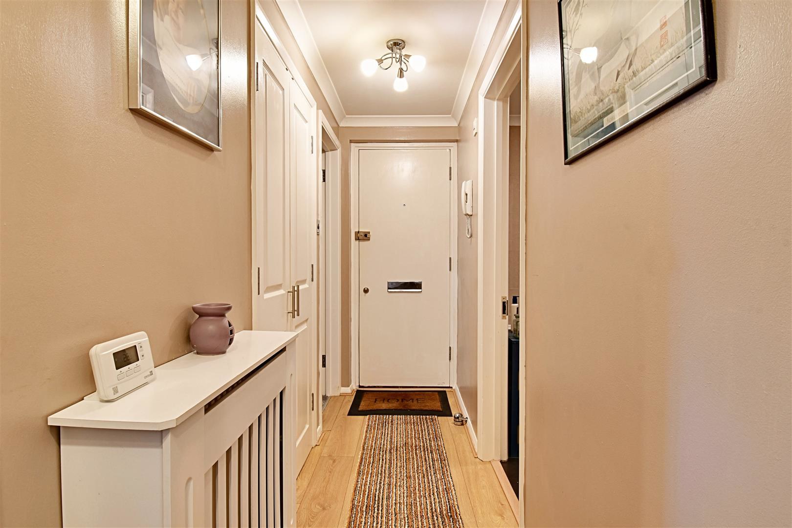 Nags Head Close, Hertford, photo 10