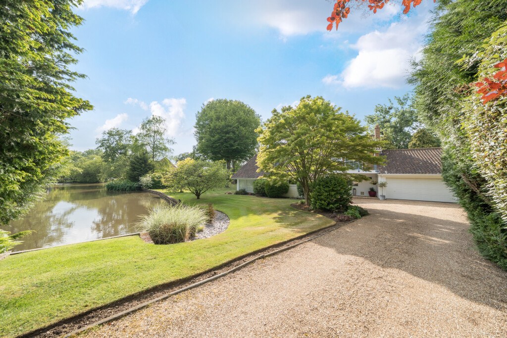 Lakeside Drive, Stoke Poges, Buckinghamshire, SL2, photo 6