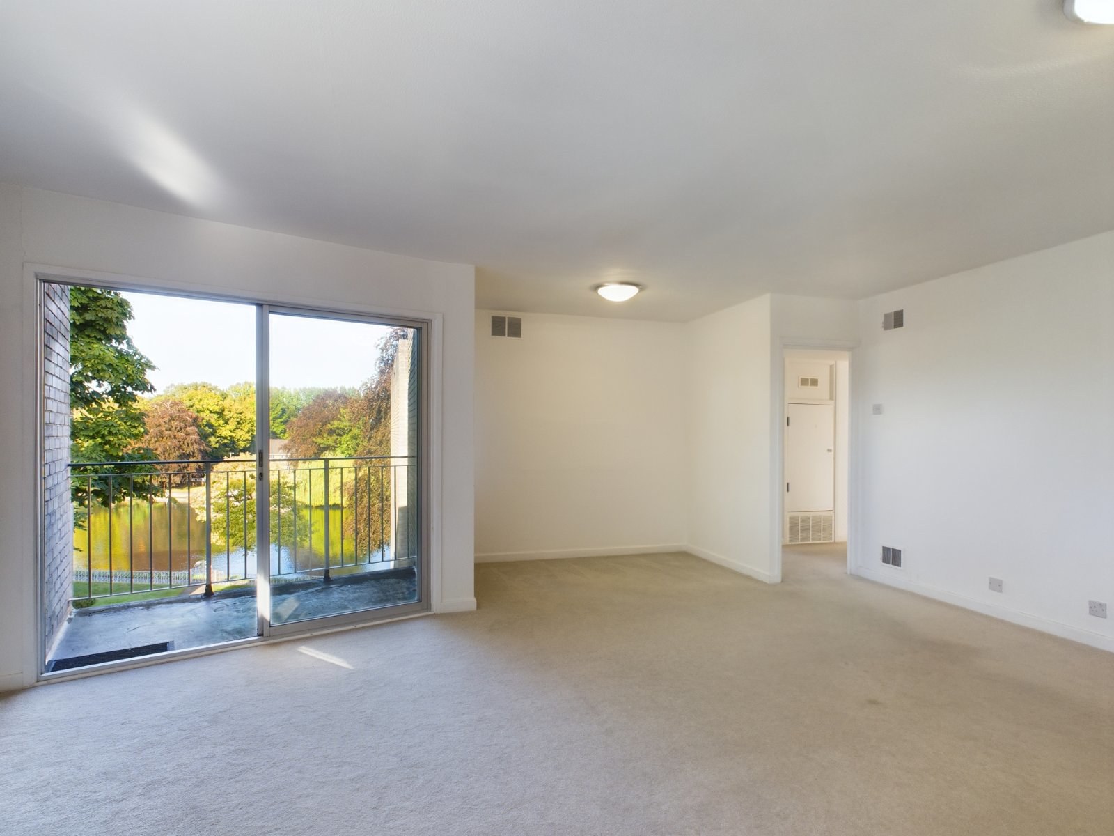 Riverside Road, Staines-upon-Thames, Surrey, TW18, photo 2