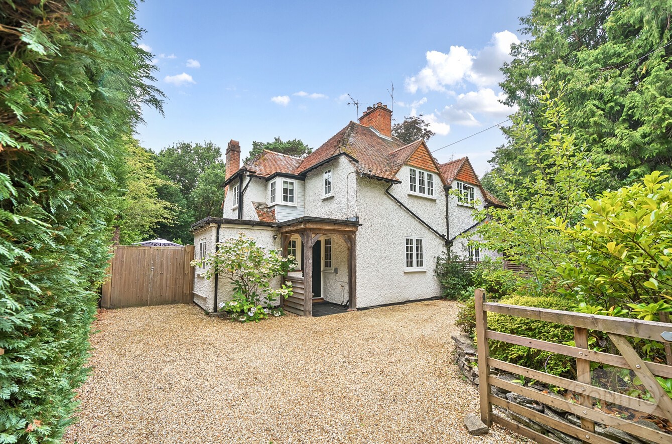 Littleworth Road, The Sands, Farnham, Surrey, GU10