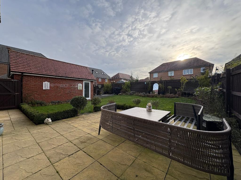 Dove Close, Caddington, LU1, photo 22