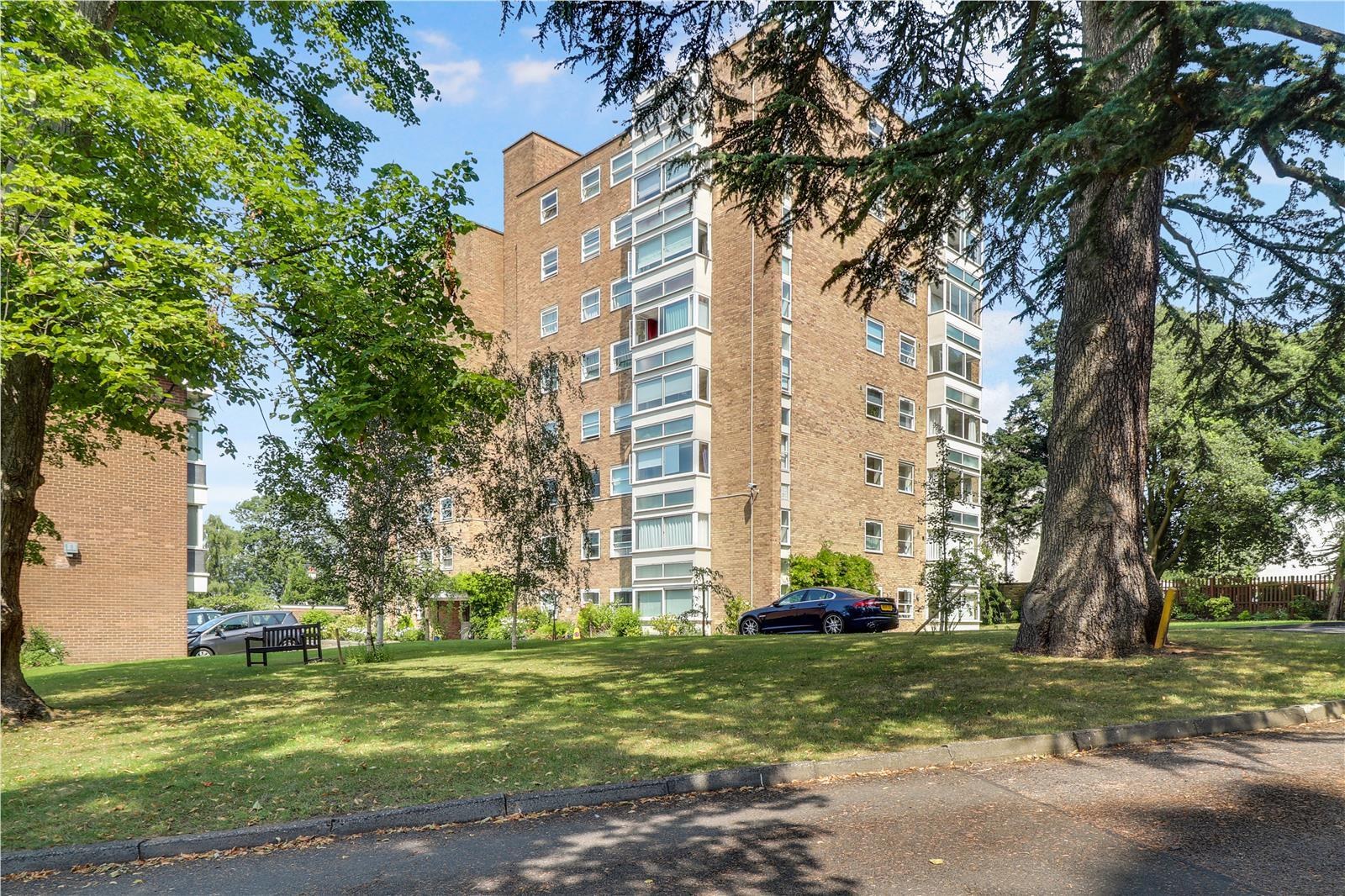 A 3 Bedroom Flat in Pittville