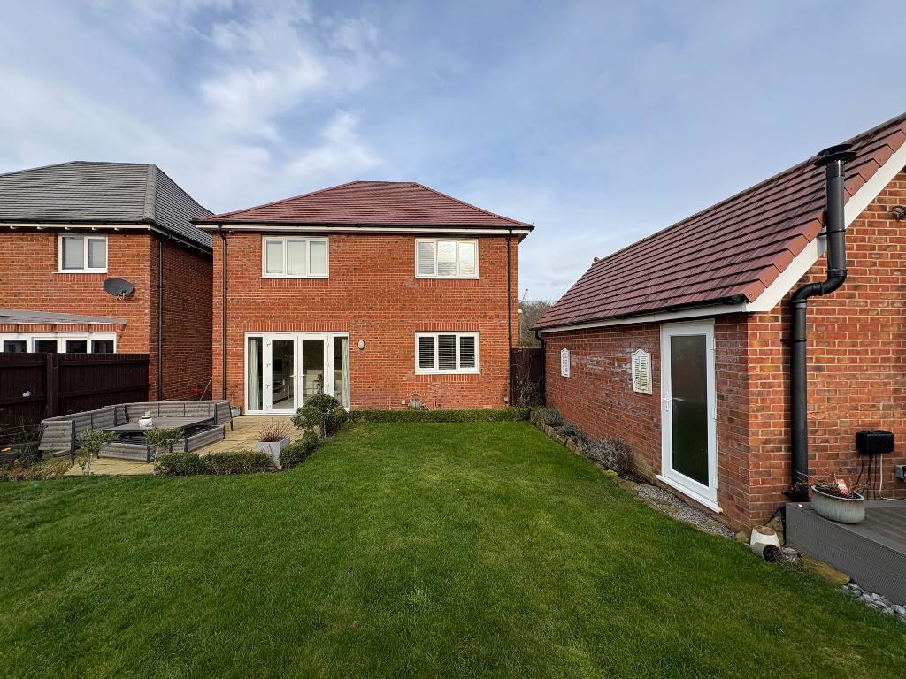 Dove Close, Caddington, LU1, photo 29