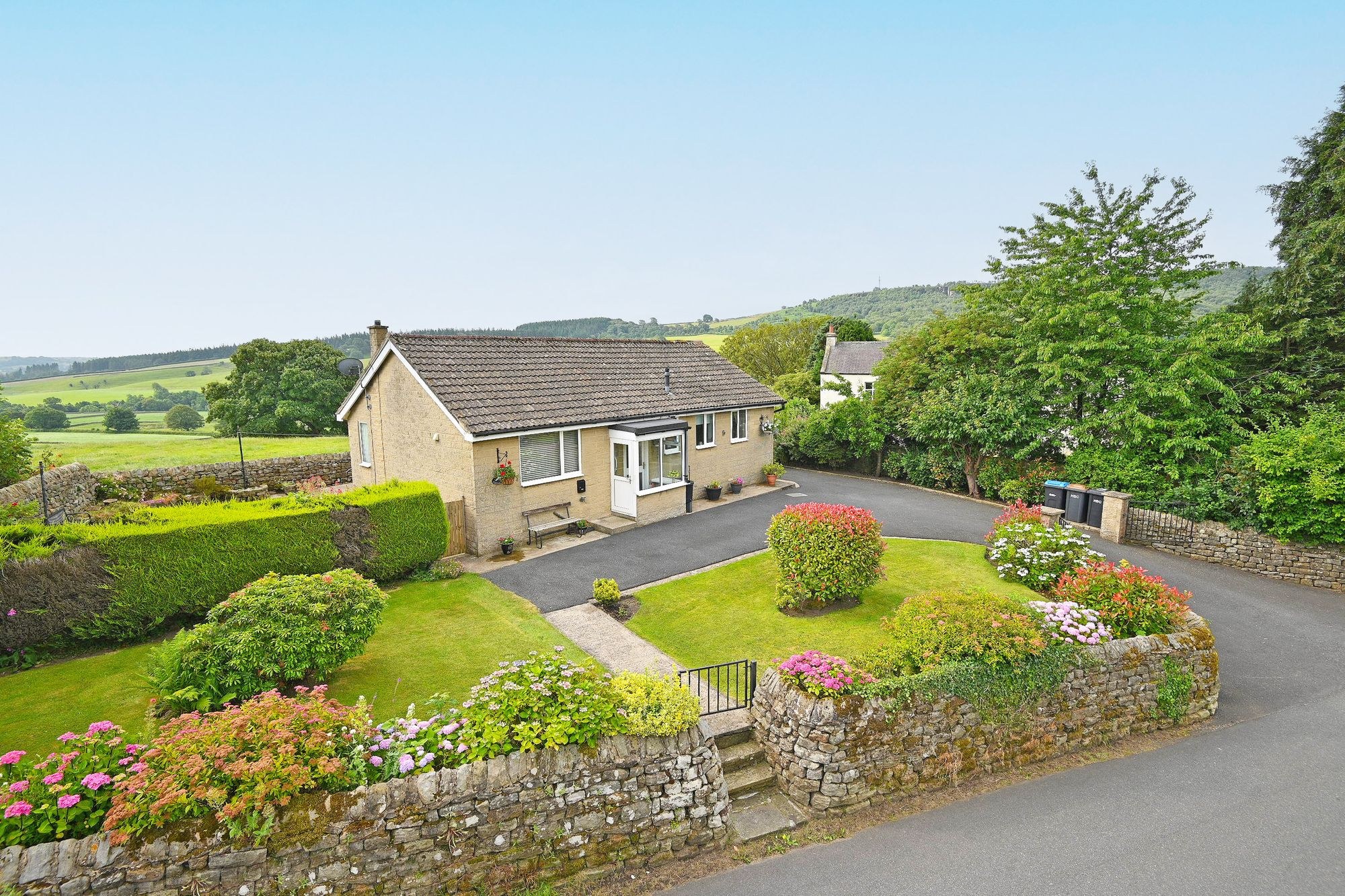 3 bed home for sale in Stoneleigh, Glasshouses