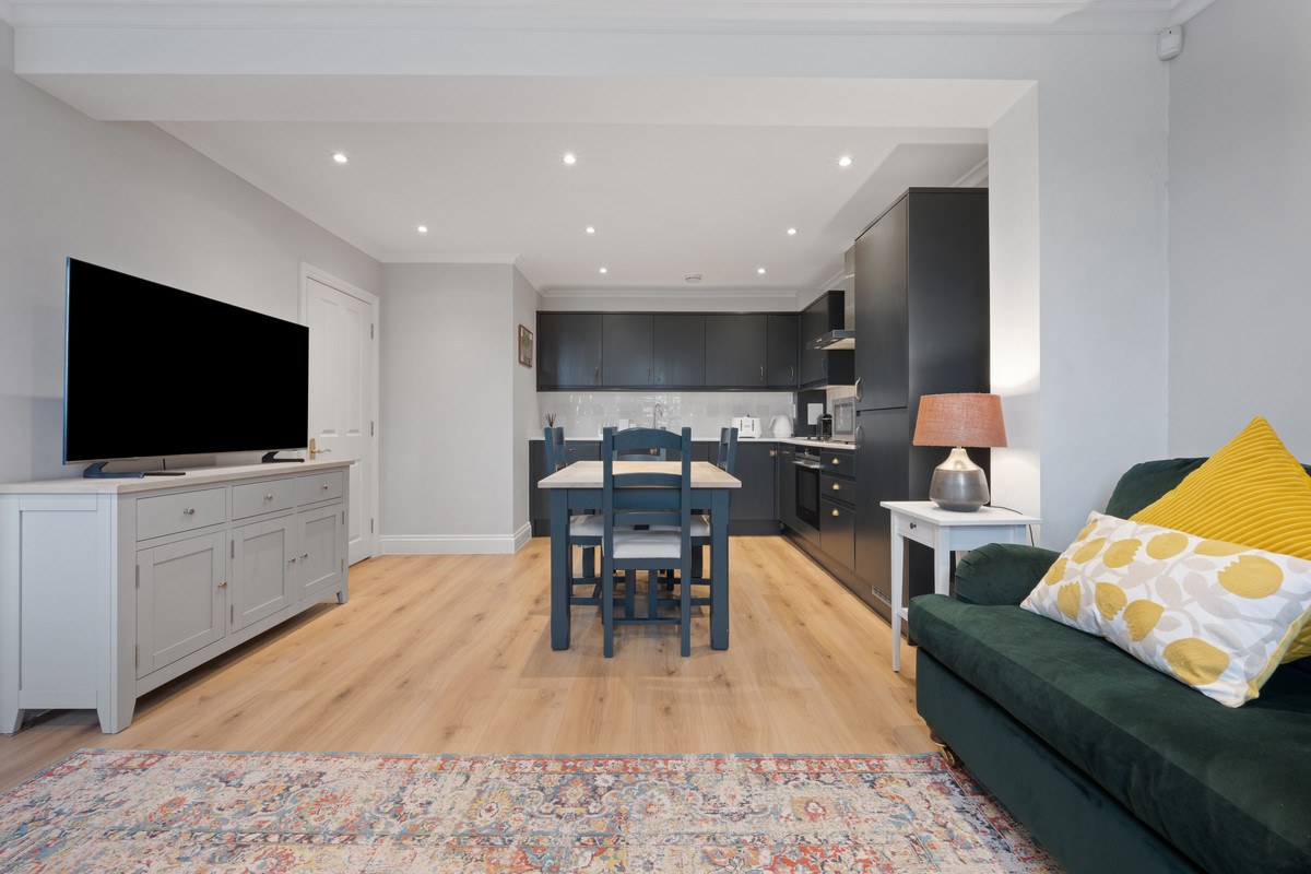 Courtview House, East Molesey, KT8, photo 2