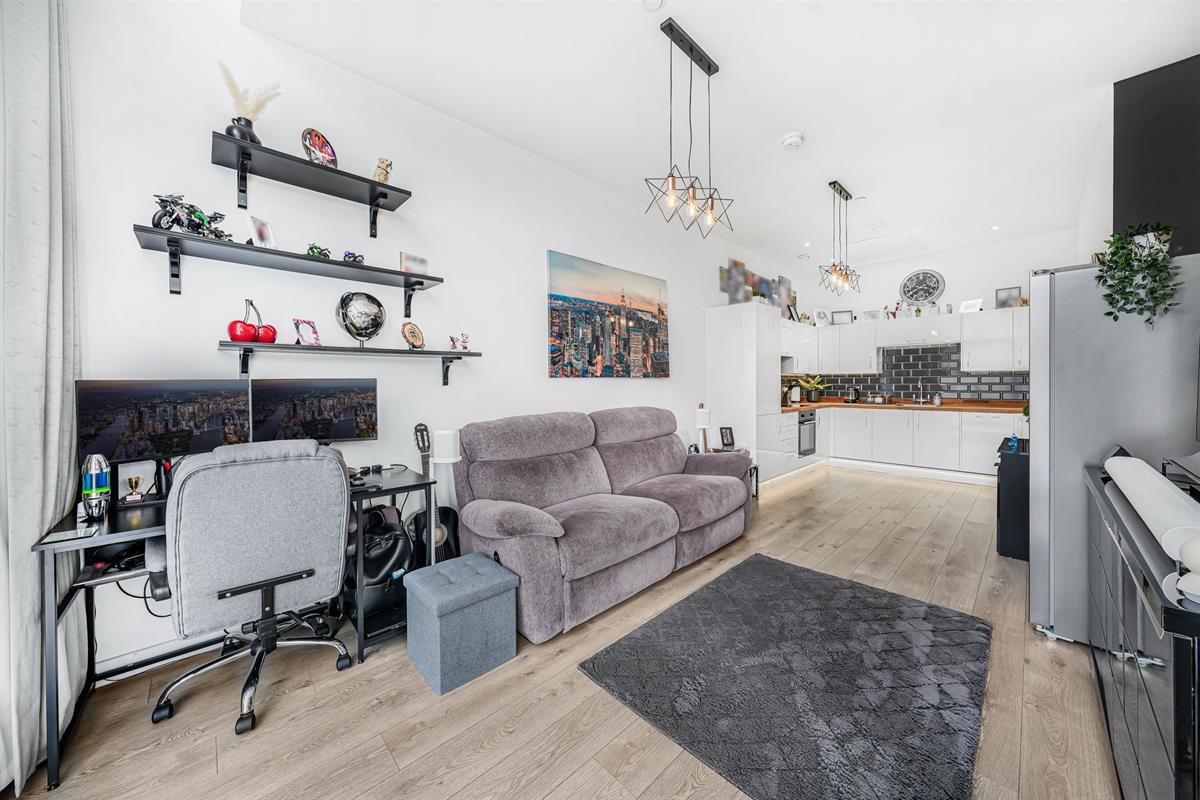 Flat , Edinburgh House, Harlow, photo 6