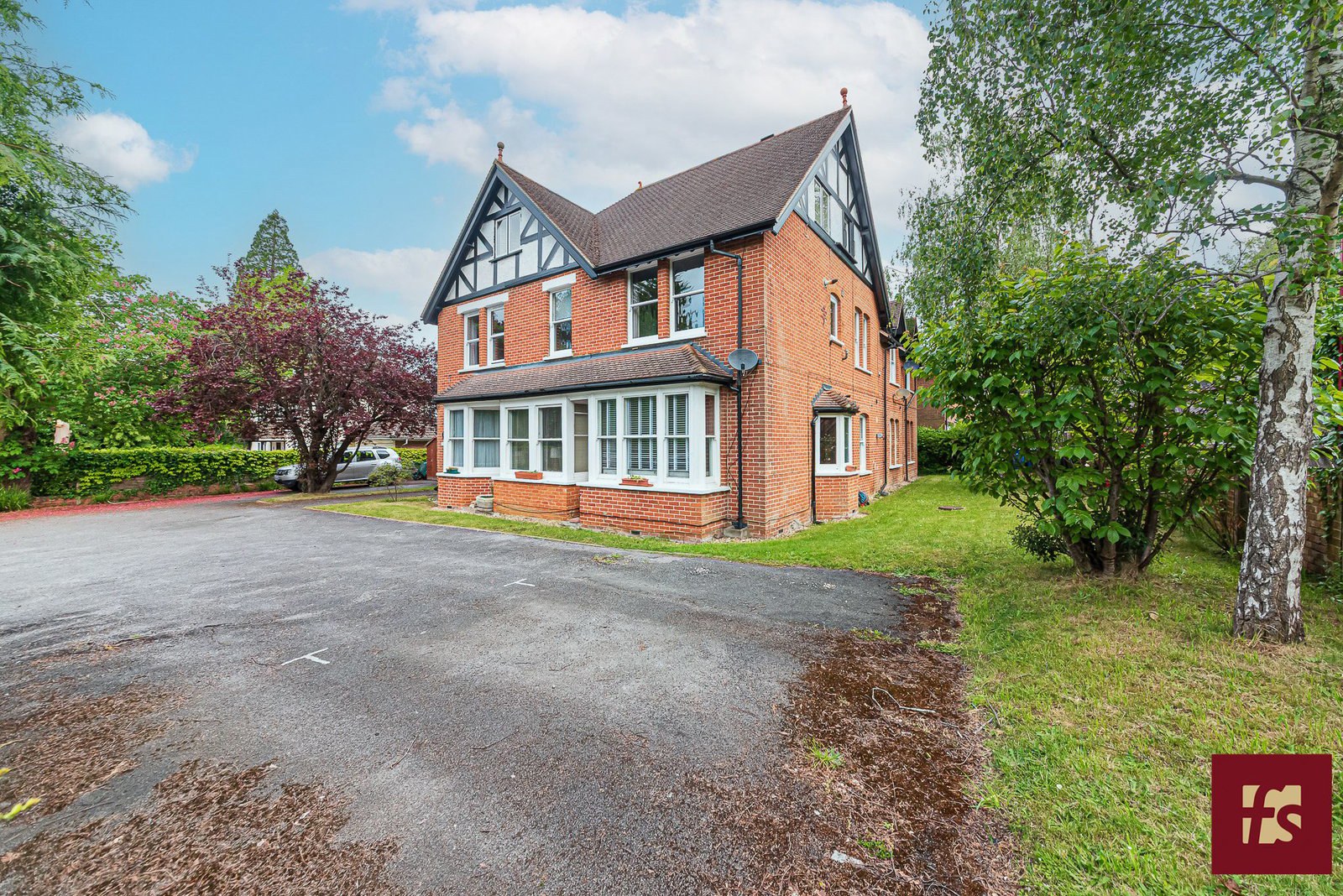 St Annes Court, Dukes Ride, Crowthorne, Berkshire RG45 6DN