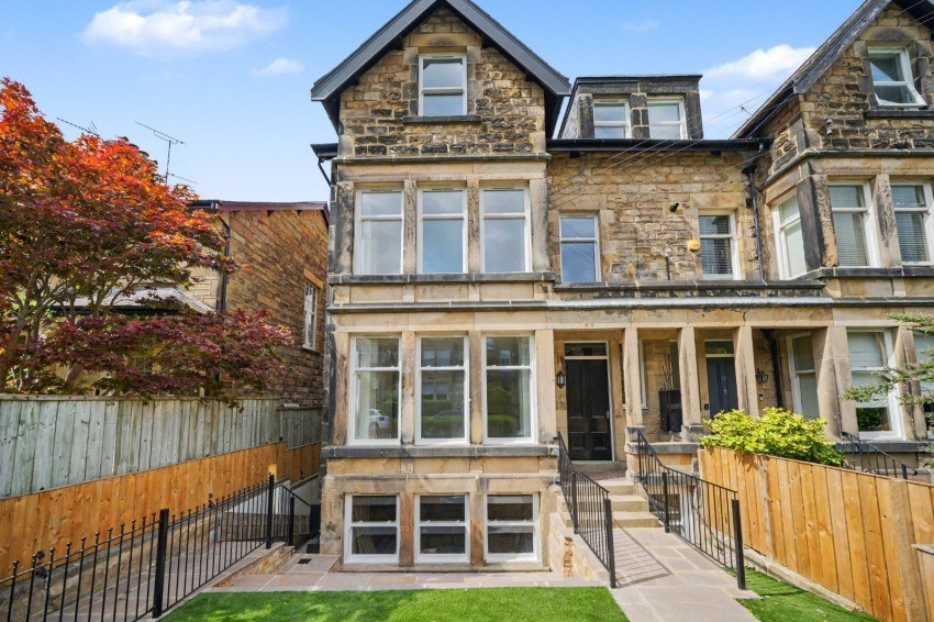 2 bed flat for sale in West Cliffe Grove, Harrogate