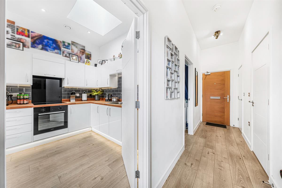 Flat , Edinburgh House, Harlow, photo 9