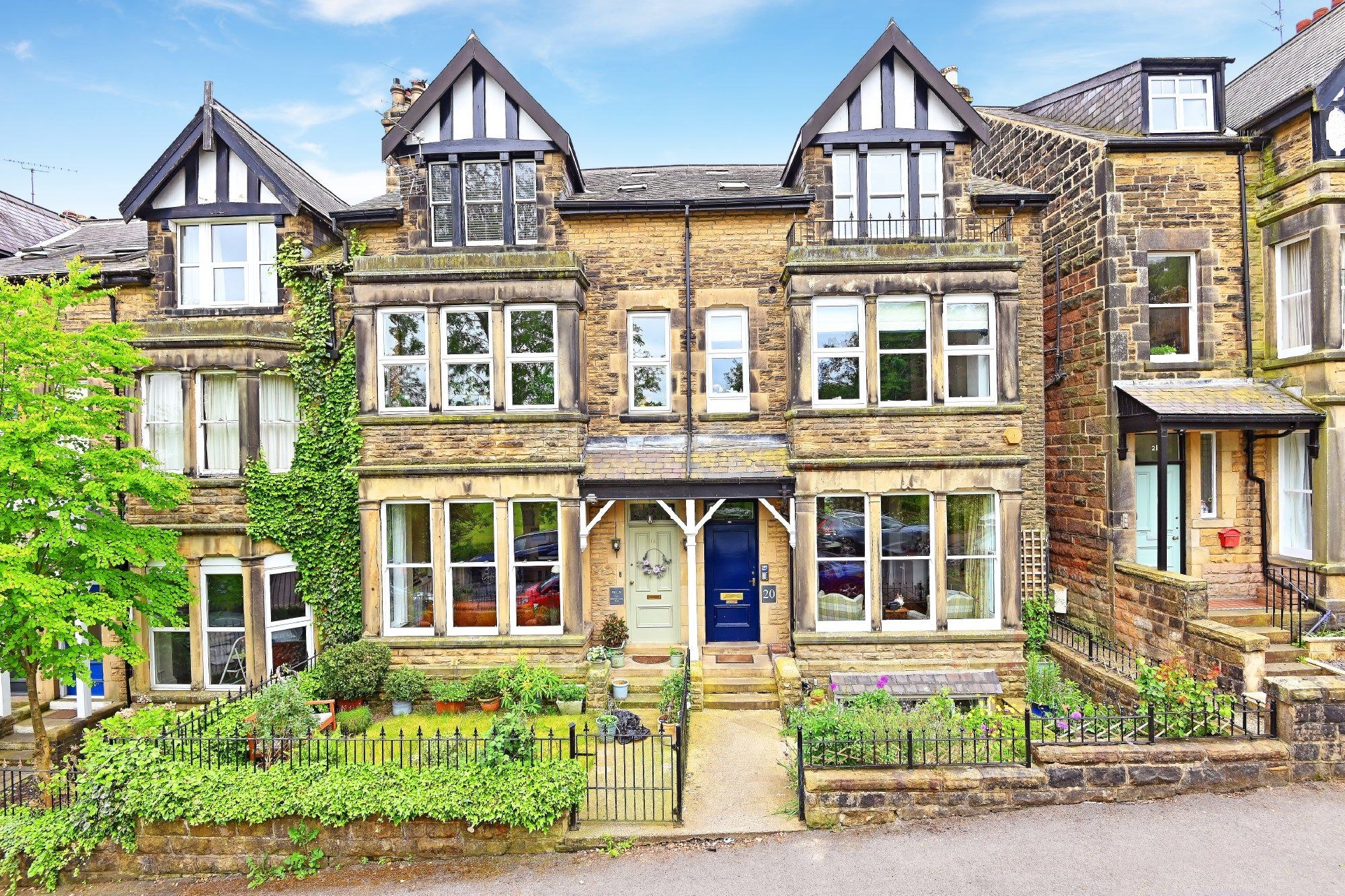 2 bed home for sale in Harlow Moor Drive, Harrogate