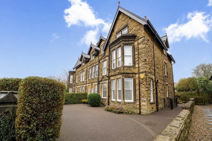 2 bed flat to rent in South Drive, Harrogate
