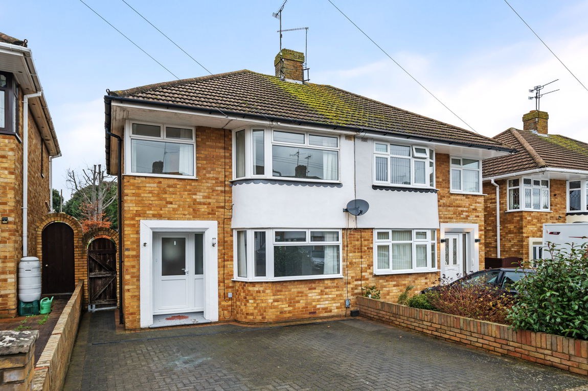 Home offering convenient living near Rainham Train Station