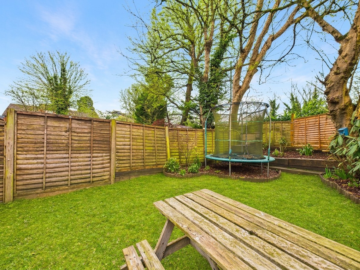 Four Bedroom Terraced Family Home, Lower Dunnymans, Banstead, SM7, photo 27