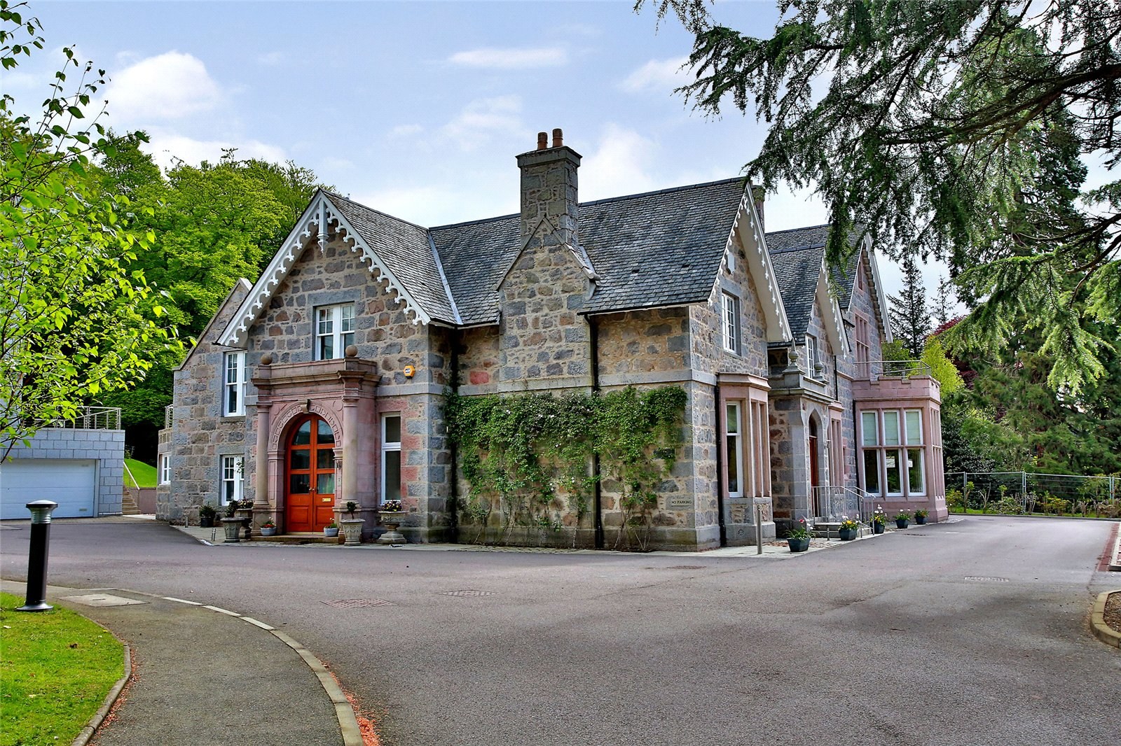 North Deeside Road