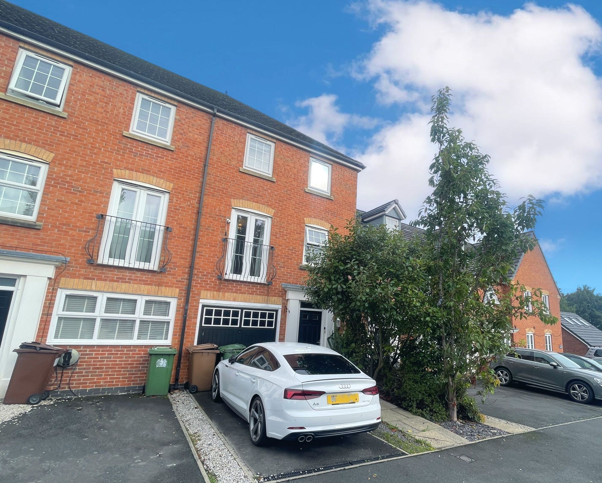 town house to rent in Peartree Crescent