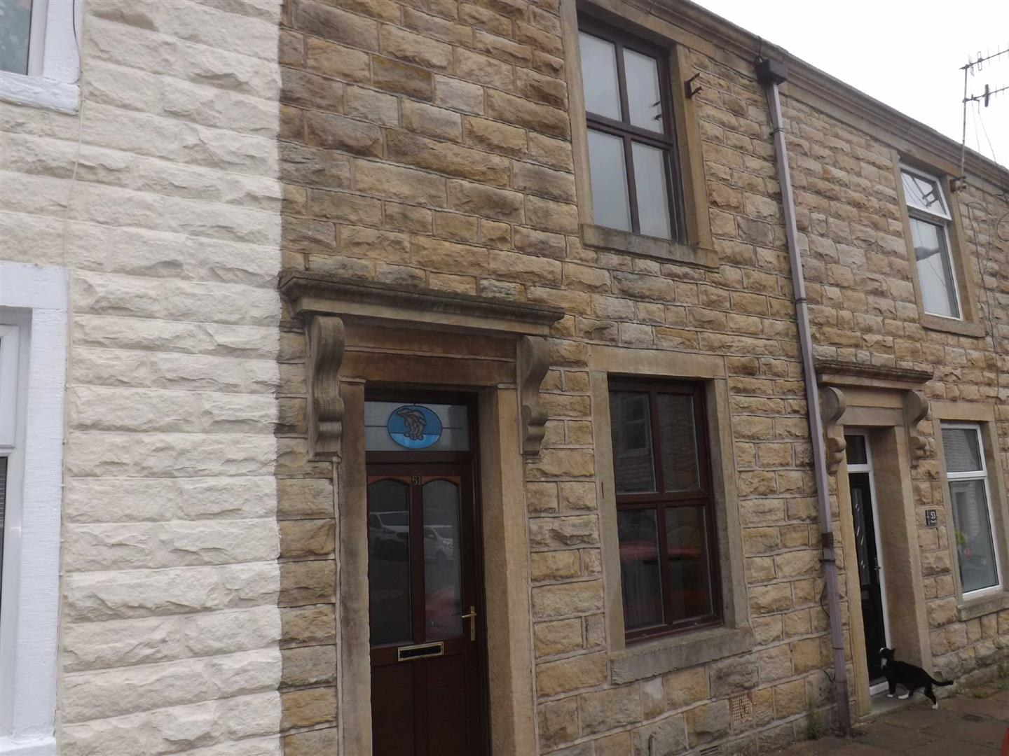 house - terraced to rent on Cross Street