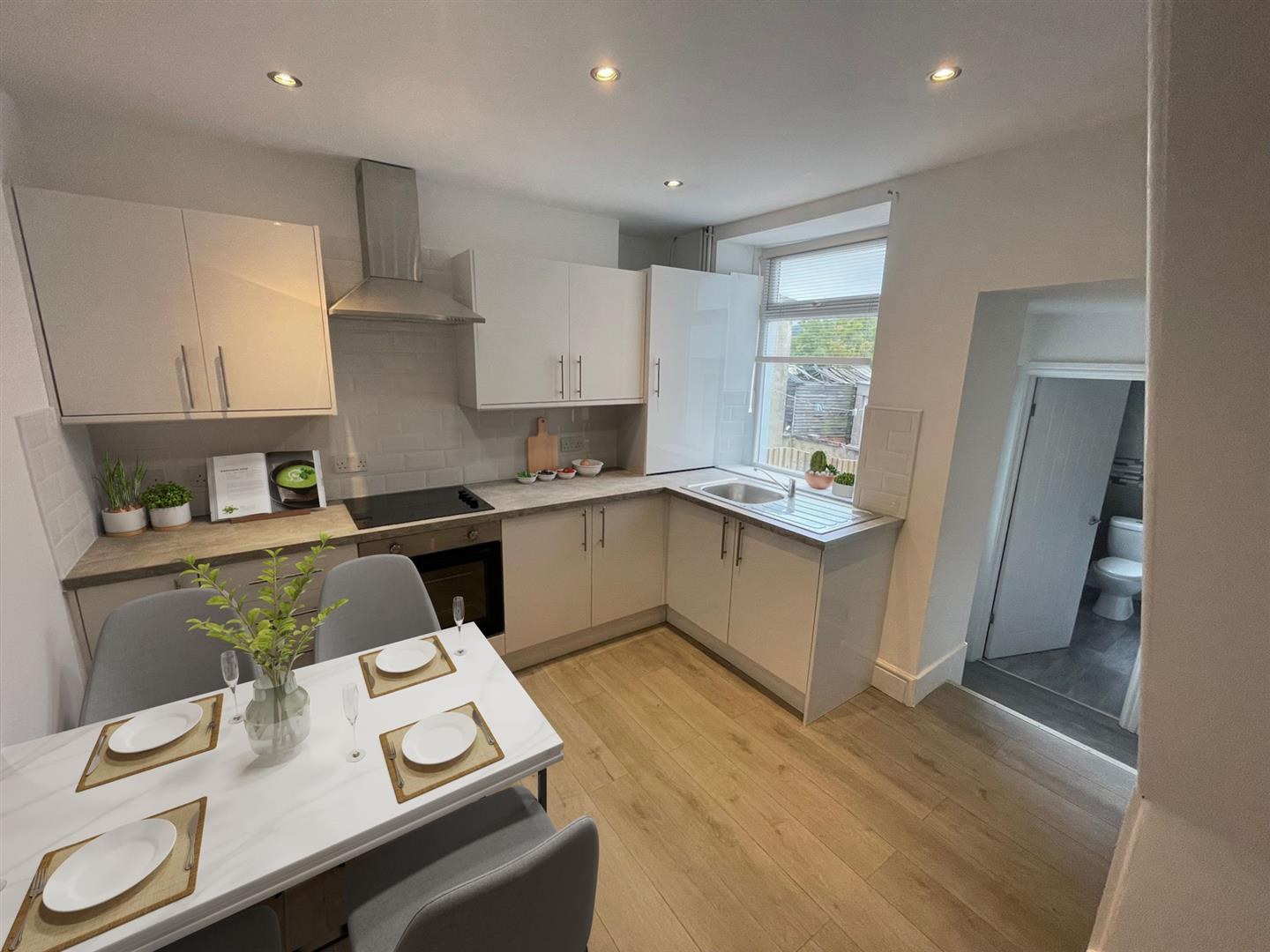 House - Terraced For Rent Llanover Road