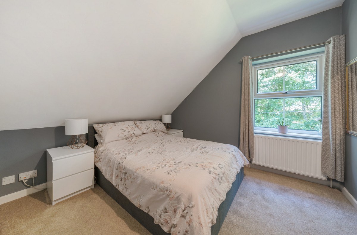 London Court, Newbury, RG14, photo 15