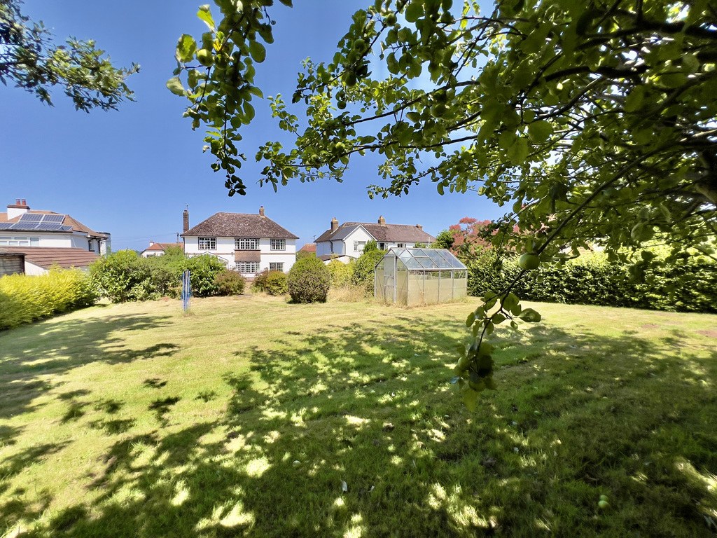 A Rare 1930s Home with Exceptional Gardens & Outstanding Potential, photo 2