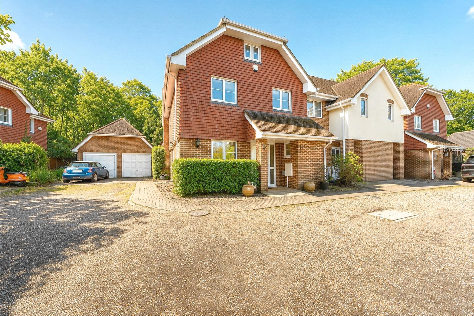 Kingsbridge End, Hook, Hampshire, RG27