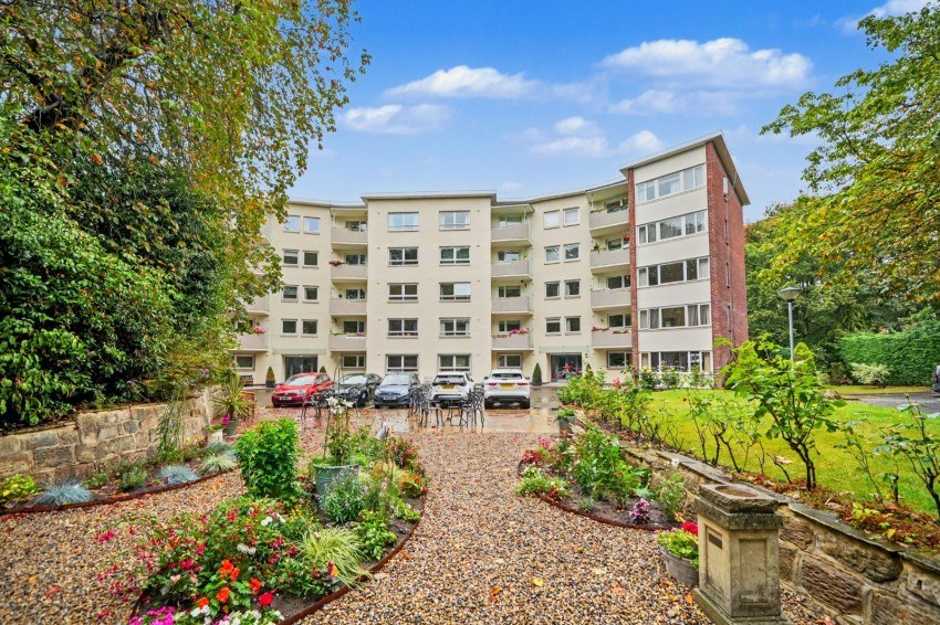 3 bed flat for sale in Queens Close