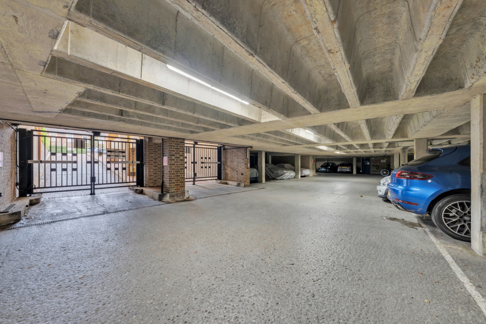 Heathview Court, 20 Corringway, London, NW11, photo 14